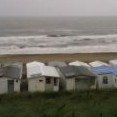 pláže liduprázdné a Severní moře bouřilo